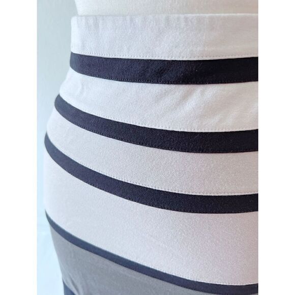 Express Monochromatic Mini Skirt - Picture 5 of 5